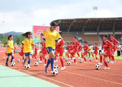 赣州首届职工体育节暨2023年赣州市职工足球大赛在定南启幕